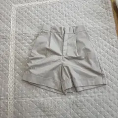 ベージュ タック入り ハイウエストショートパンツ