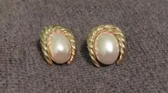 Orena Paris vintage clip-on earring