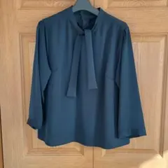 リボン付きネイビー長袖ブラウス