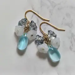 No.557 水色のお花のハンドメイドピアス - メルカリ