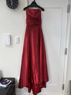 ドレスブラック　赤いストラップ付きロングドレス