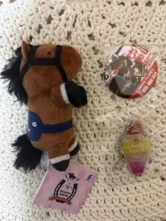 リバティアイランド　まとめ売り　サラコレ　三冠馬モーテルキーホルダー　缶バッジ