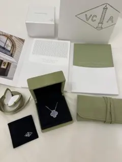 Alhambra Van Cleef & Arpels 作品集 ヴァンクリ - メルカリ