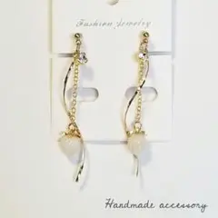 【残り1点♡】ひねりチャーム×いちご×ビジュー　イヤリング　ピアス　ハンドメイド