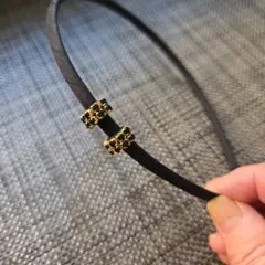 シンプル黒ヘアバンド 金色ビーズ付き