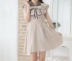 ロゴリボンブローチ肩フリルワンピース ROJITA ベージュ