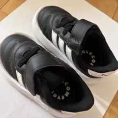 adidas ブラック ホワイト スニーカー