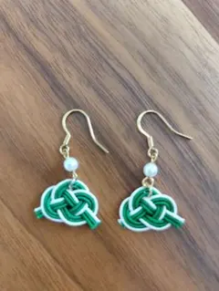 結び目デザインのピアス