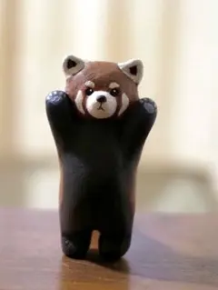 威嚇するレッサーパンダのサムネイル