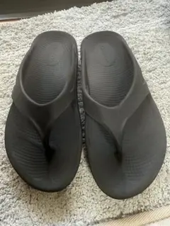 Oofos ブラック トングサンダル EU 37