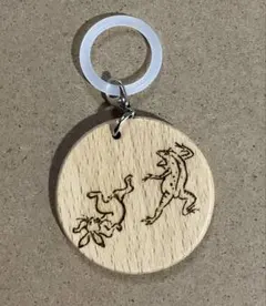 [おまけ付き]鳥獣戯画「甲巻・兎を投げ飛ばす蛙」木製めじるしチャーム