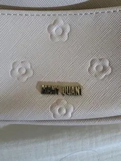 MATHY QUANT 花柄エンボス ポーチ