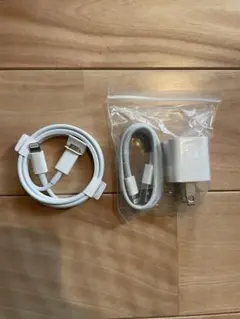 Lightningケーブル2本とACアダプタ