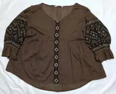 コットン素材8分袖ブラウン刺繍入りVネック長袖ブラウス