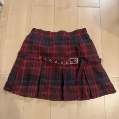 赤と黒のチェック柄プリーツスカート