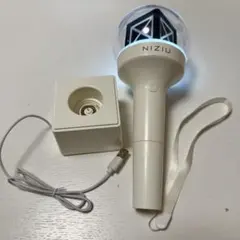 NiziU 公式ペンライト(本体箱無し)とアヤカうちわカバー - メルカリ