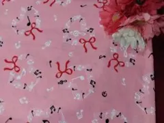 新品購入の残りのはぎれ　ピンク地音符、リボン、ハート柄プリント生地　コスモ