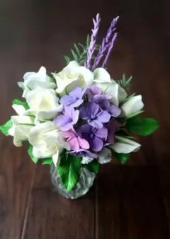オフホワイトと紫色の紫陽花のクレイフラワー花瓶付き 樹脂粘土のサムネイル