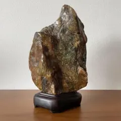 神居古潭石（カムイコタンセキ）4.7㎏ 北海道 鑑賞石 プロ台座付き 神居古潭石（カムイコタンセキ）4.7㎏ 北海道 鑑賞石 プロ台座付き