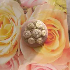 ハンドメイド巻薔薇の刺繍ブローチ　くすみピンク