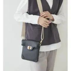 ヒューマンウーマン ショルダーバッグ レザー 黒