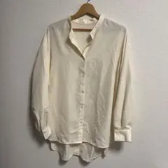アイボリー 長袖 ボタン付きシャツ