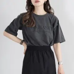 ボンジュールサガン　CONFIANCEロゴピグメントTシャツ　チャコールグレー