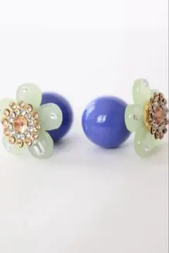 花型ピアス 青色球体 緑色花びら ステンレス ラインストーン2way