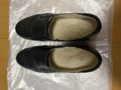 黒のレザー ローファー ストラップ付き