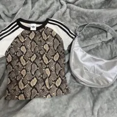 adidas スネーク柄 半袖Tシャツ Mサイズ　ハーフムーンメタリックバッグ