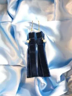 ベルベットリボンのタッセルピアス