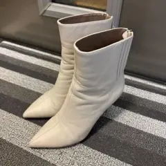 ベージュレザー ポインテッドトゥブーツ
