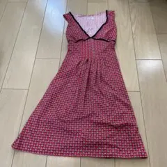 赤い花柄ノースリーブワンピース