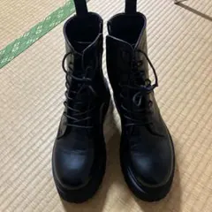 黒いハイカットブーツ