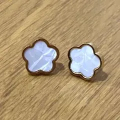 イエローゴールド フラワーピアス　ホワイト　ステンレス鋼　スタッド