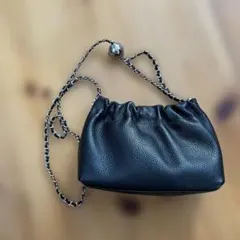 黒のレザー巾着型ショルダーバッグ　本革