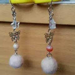 羊毛フェルトボンボンとサードオニキスのロングピアス