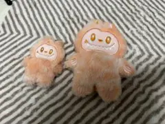 ラブブ　オレンジ色のキャラクターぬいぐるみストラップセット