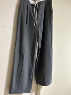 グレーのラインパンツ