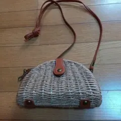 レザーとカゴ素材のバッグ