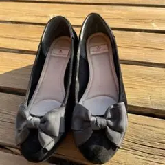 リボン付き黒フラットシューズ