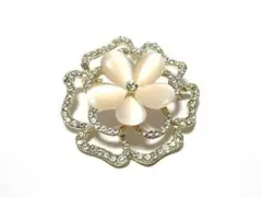 bro-0184　ブローチ　花びら　フラワー　ベージュ　オパール風　オープン