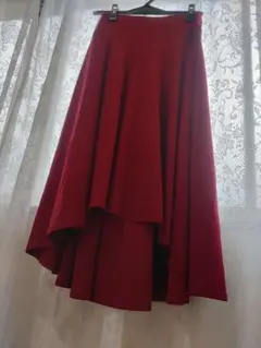 赤いアシンメトリーフレアスカート
