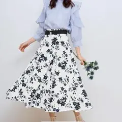 【美品】Noela ノエラ　フレアスカート 白 黒 花柄