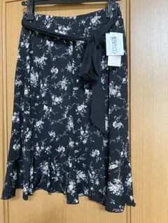 【未使用】花柄スカート 黒 ウエストゴム　ひざ丈スカート リボンベルト付き
