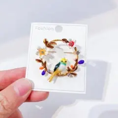 ブローチ　北欧風　アクセサリー　かわいい　鳥　小鳥とお花のリース