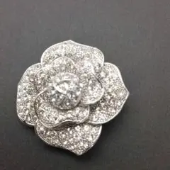バラ型ブローチ　シルバー仕上げカラー　クリスタルライン ストーン装飾
