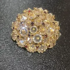 クリスタルブローチ / 花形ブローチ/ゴールドカラー×赤アクセント