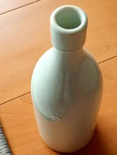 白色　瓶型陶器　一輪挿し　花器　花瓶　骨董品