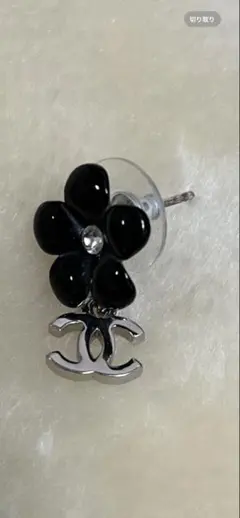 CHANEL 黒い花の片耳用ピアス